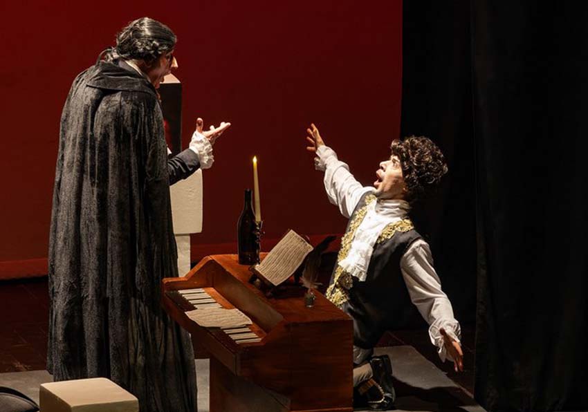 Imagen del evento:Dos hombre en un escenario tirándose agua